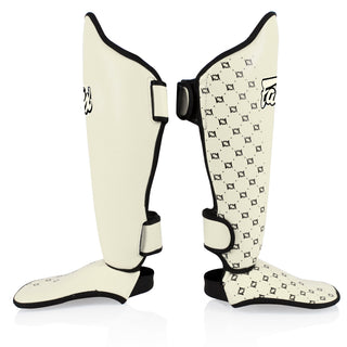 Schienbeinschoner Fairtex Wettbewerb SP5 mit weißen Fußstützen