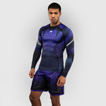 Rashguard Venum Tekken 8 Kazuya langärmlig Schwarz-Lila 