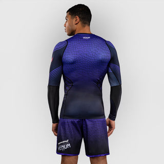 Rashguard Venum Tekken 8 Kazuya langärmlig Schwarz-Lila 