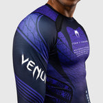 Rashguard Venum Tekken 8 Kazuya langärmlig Schwarz-Lila 