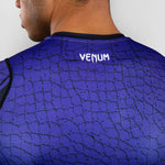 Rashguard Venum Tekken 8 Kazuya langärmlig Schwarz-Lila 