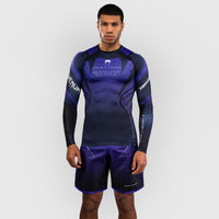 Rashguard Venum Tekken 8 Kazuya langärmlig Schwarz-Lila 
