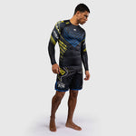 Rashguard Venum Tekken 8 King langärmlig Schwarz-Gelb 