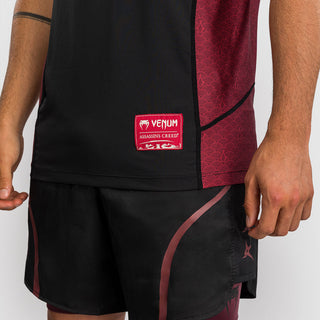 T-shirt Venum Assassin's Creed Shadows Dry Tech Rosso-nero-Combat Arena